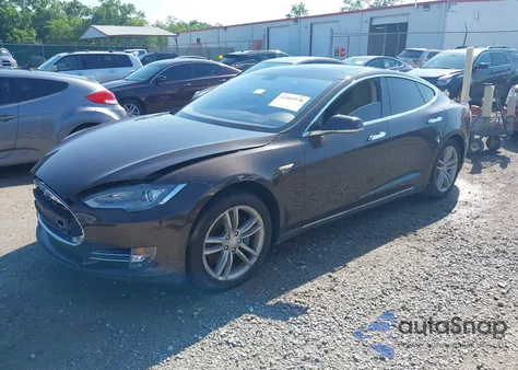 2013 Tesla Model S z USA, uszkodzony, nr VIN 5YJSA1DN6DFP03367